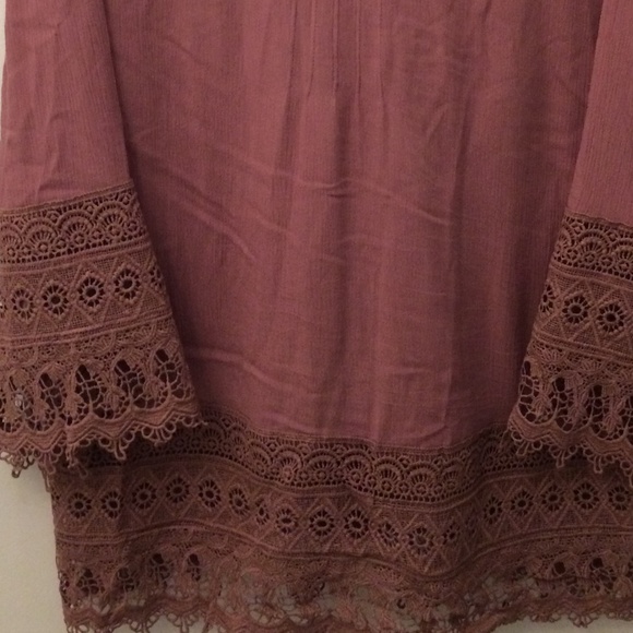 So pretty ladies shirt/blouse, size L with lace effect on wrist/bottom - Picture 4 of 8